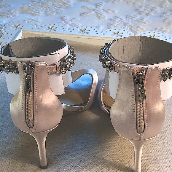 Badgley Mischka Raleigh Jeweled Satin High Heels. Woman’s Size 10 - Picture 7 of 15